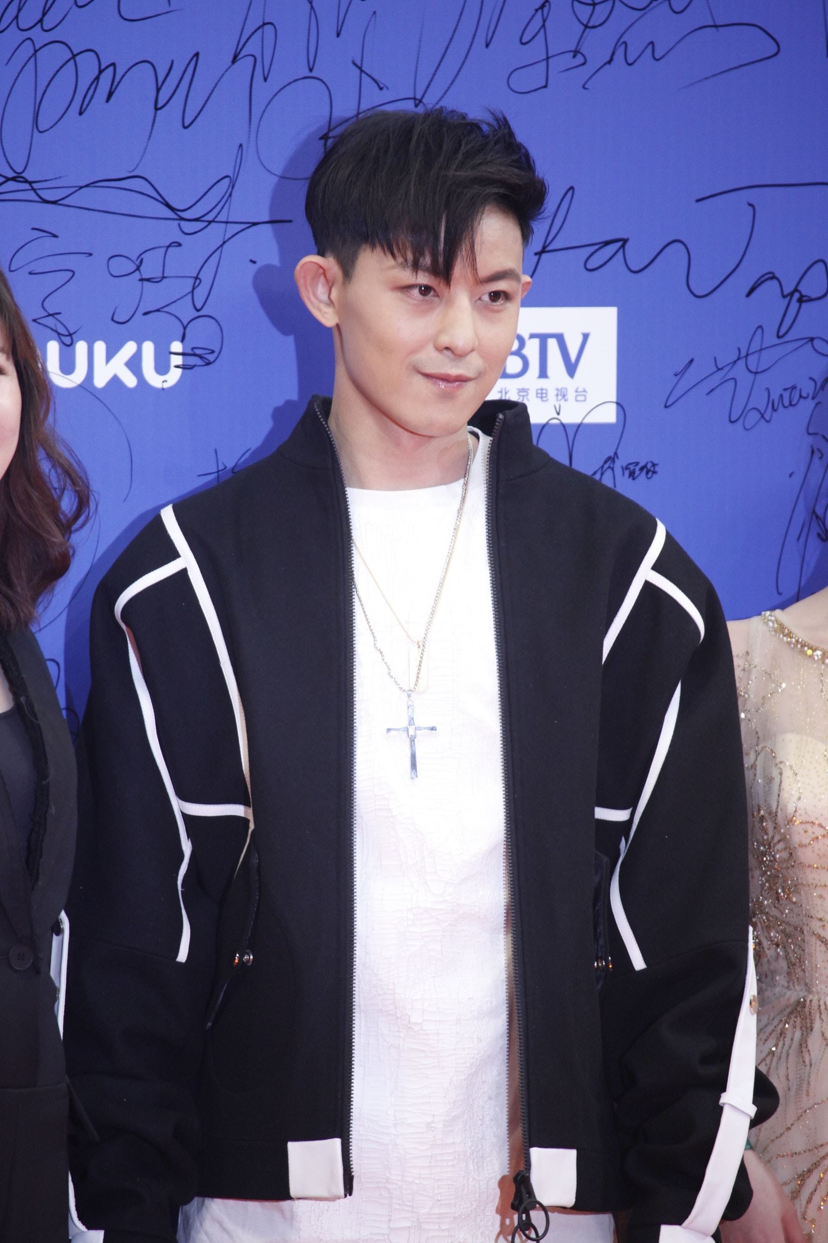 也太多了吧！盘点阿娇出道20年所传过的12位绯闻男友，网民：可以组足球队了！