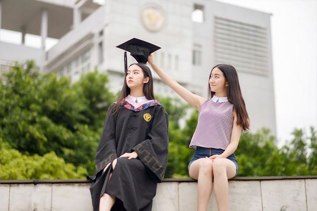 毕业照还在死板板的站在哪里？这样拍才cool啦！