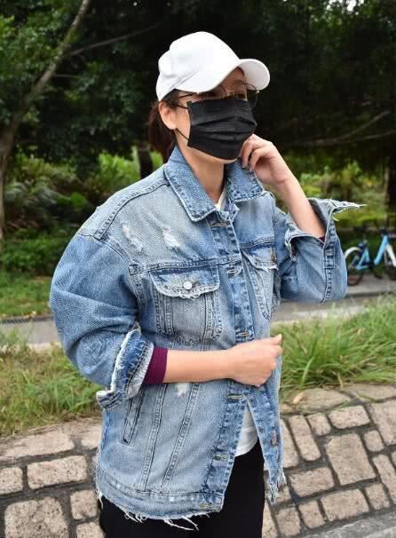 杨怡怀孕首度亮相，挺着大肚子开车出街！