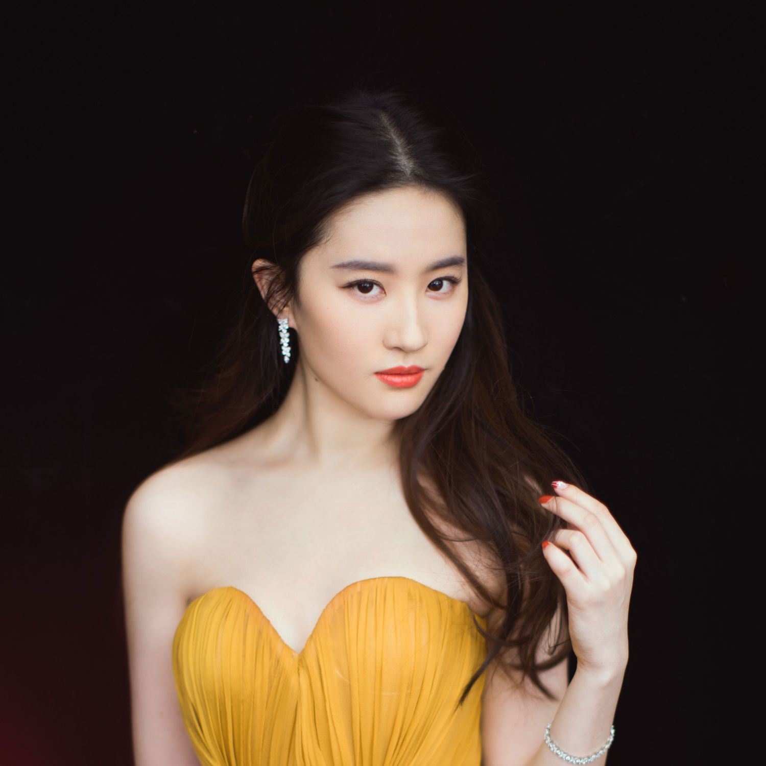 刘亦菲出席《花木兰》首映:我姥姥在武汉很好!身为一个巫裔很骄傲!