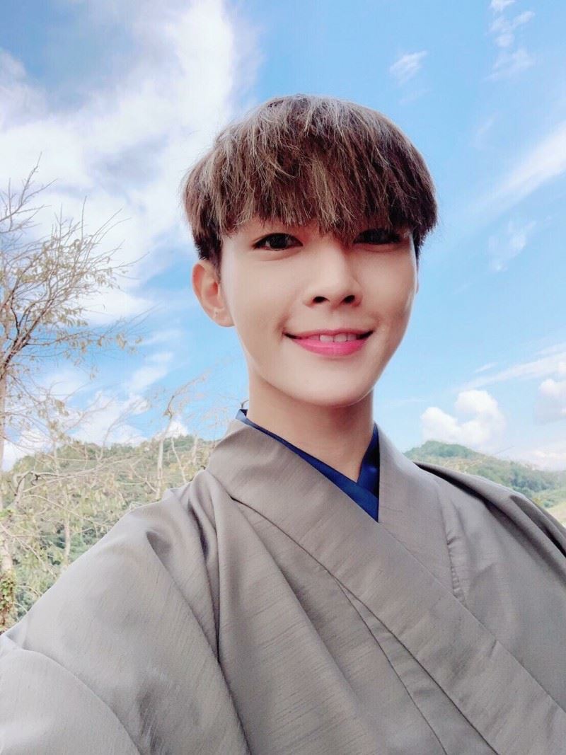 炎亚纶自拍照放电，发型颜色充满少年感！