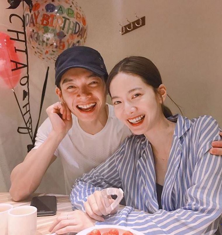 辰亦儒曾之乔登山晒恩爱，网友留言：第一眼看到的是xx！