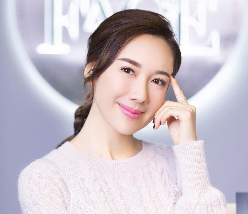 【法证先锋iv】李施嬅庆祝收视达40点，大方po珍藏泳照美爆！