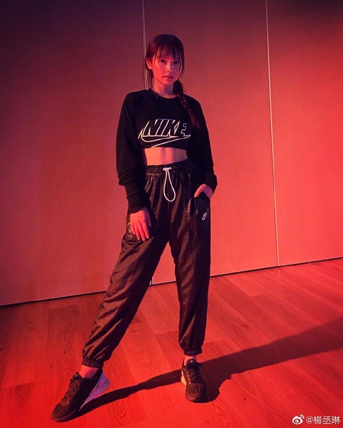 【多图】杨丞琳扎辫子认真做运动， 大晒完美身材！