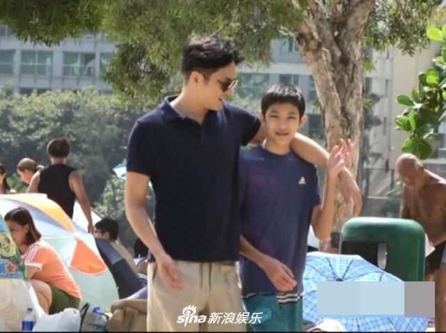 张智霖袁咏仪带儿子出游玩被拍到!儿子眼睛弯弯帅气十足!