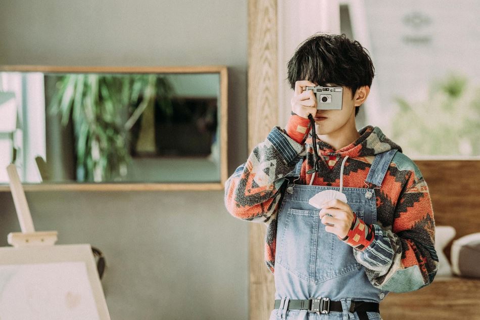 【多图】《朋友请听好》易烊千玺身穿复古背带裤， 文艺感爆棚！