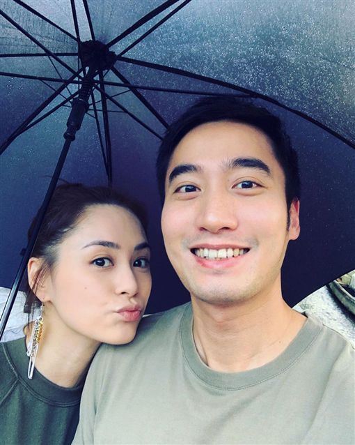 阿娇婚姻亮红灯？老公赖弘国脱掉婚戒，跟直播小鲜肉有关系！