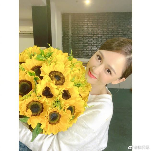 陈乔恩大方分享感情观：先爱自己，再爱别人