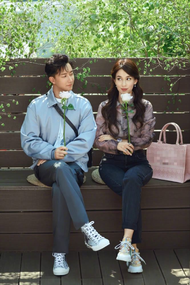 超恩爱！韩庚卢靖姗写真照曝光，深情望向妻子画面超温馨！