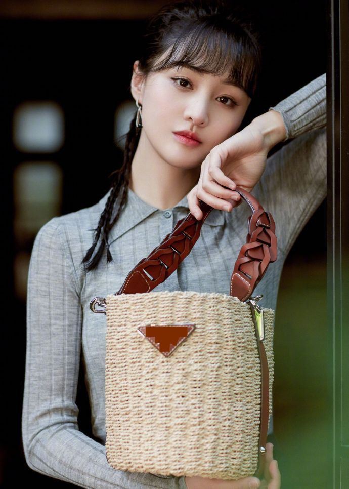 超漂亮！郑爽留齐刘海绑麻花辫，展示淑女气质！