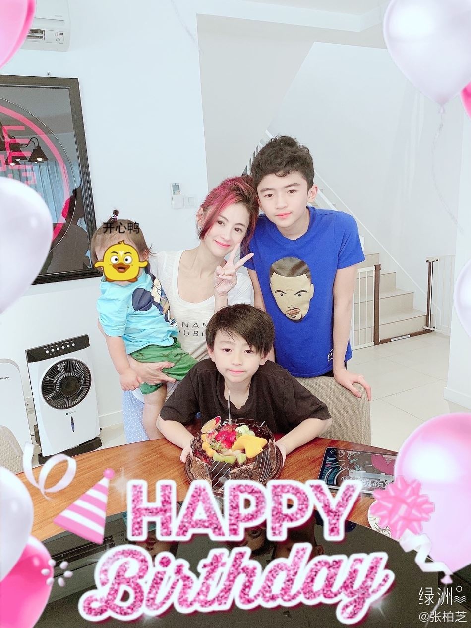 张柏芝为10岁儿子quintus庆生，抱着小儿子比yeah！网民：超像谢霆锋！