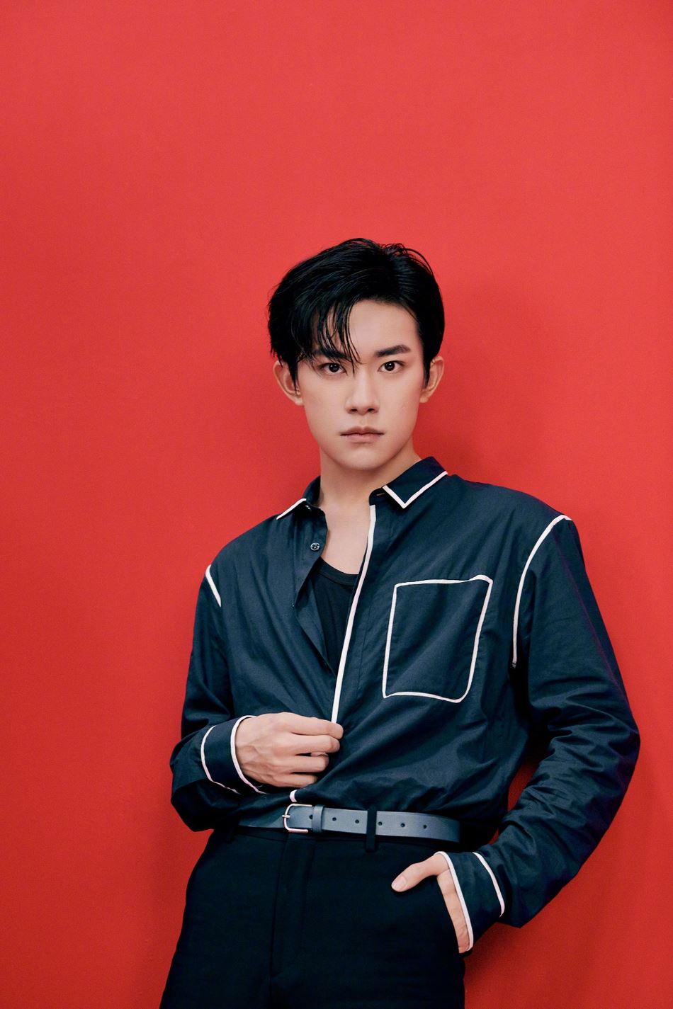 【多图】易烊千玺写真照曝光，大湿发蓝衬衫帅气迷人！