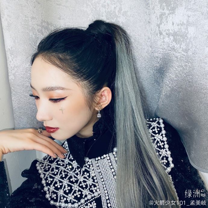 孟美岐全新造型！银发马尾展示眼神杀，霸气十足！