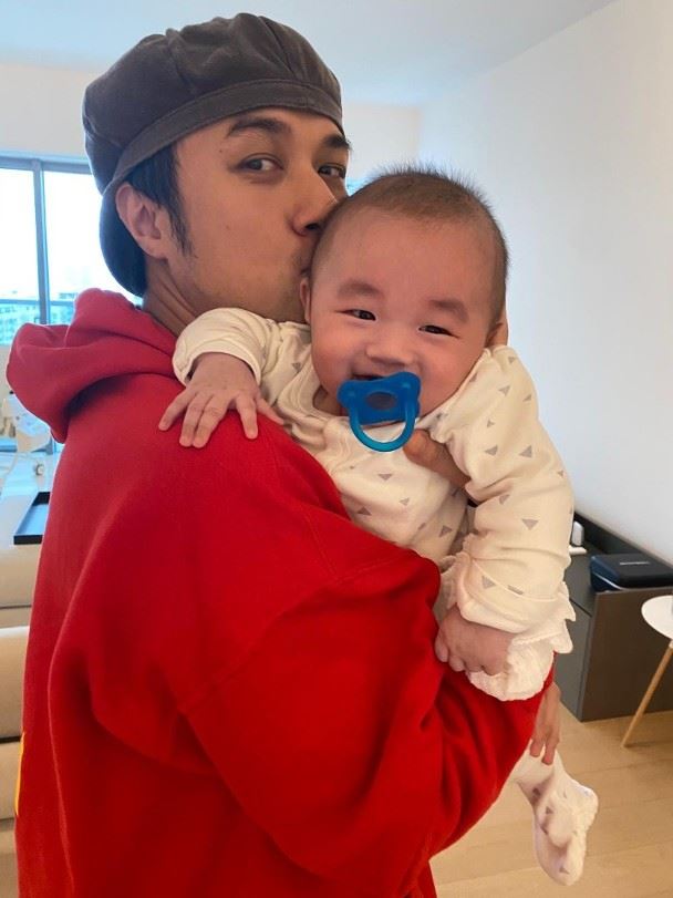 古巨基分享儿子萌照！kuson半岁就会说「i love you」！