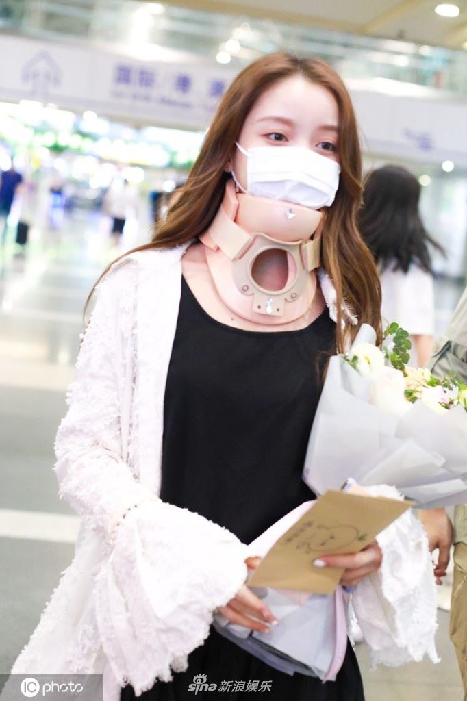 《创3》姜贞羽因伤退赛后首次亮相，脖子戴颈托粉丝心疼！