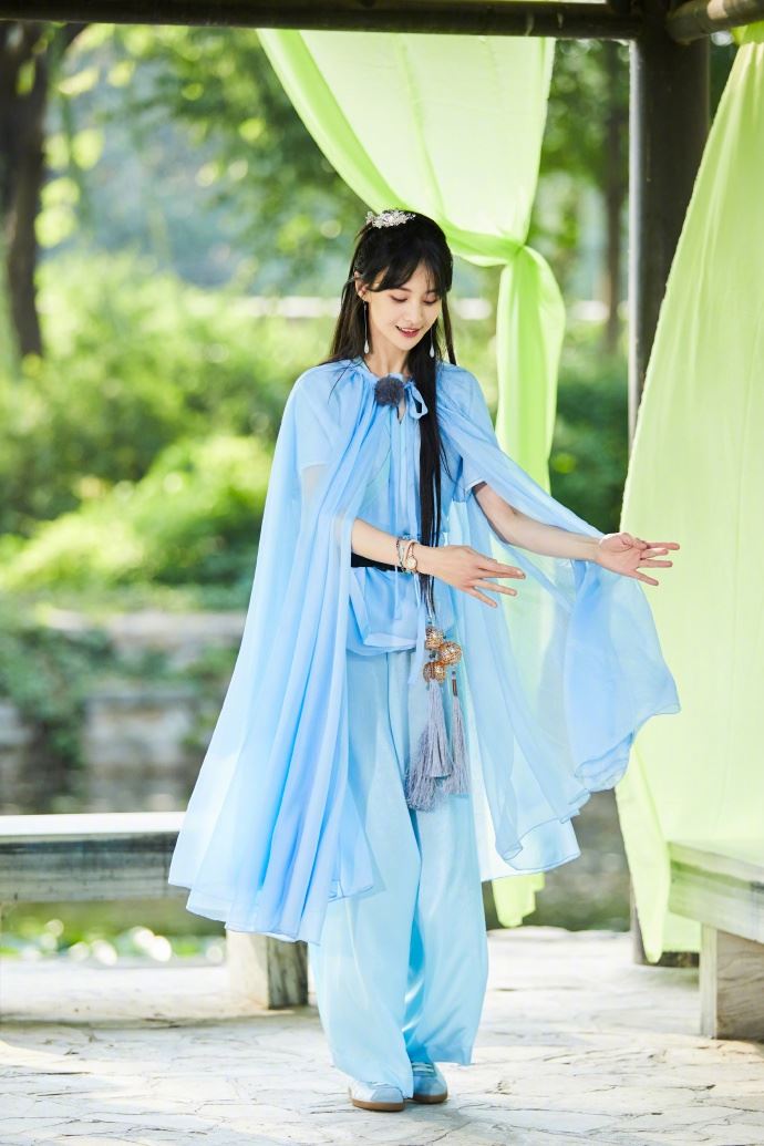郑爽大晒「仙女」照，身穿蓝色古风长裙又美又仙！