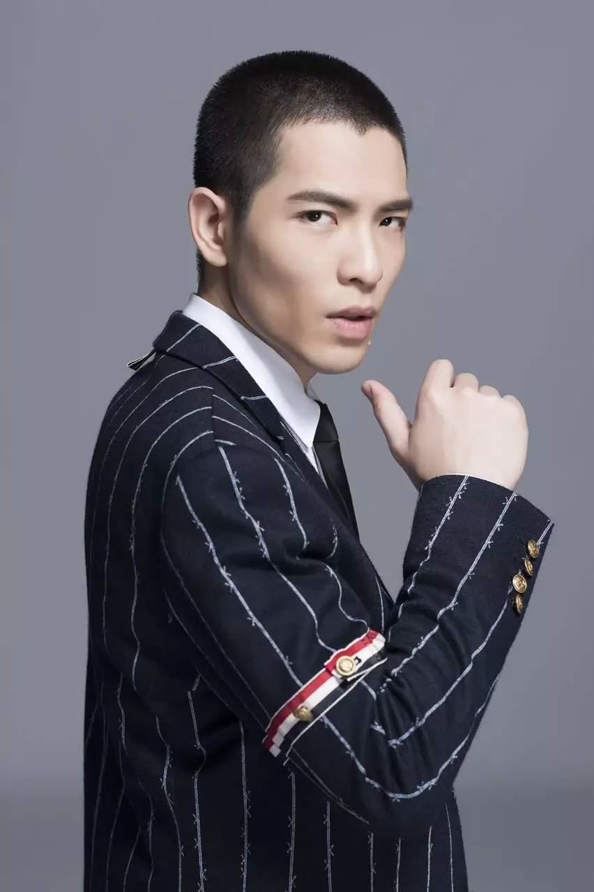 萧敬腾33岁生日po自拍，粉丝送上祝福：你今天230cm！