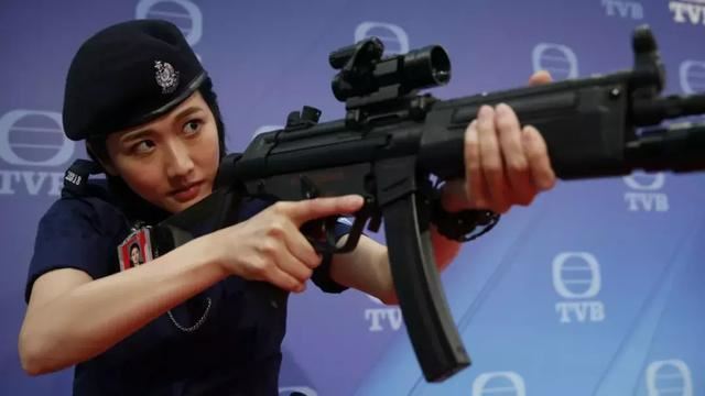 【机场特警】邓佩仪独自躲在黑暗中眼眶泛泪，演技大受好评！