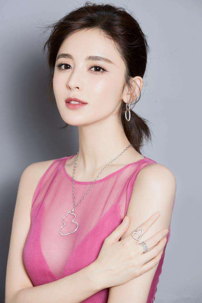 【内附影片】古力娜扎狂亲小外甥女、 却遭网民谩骂！