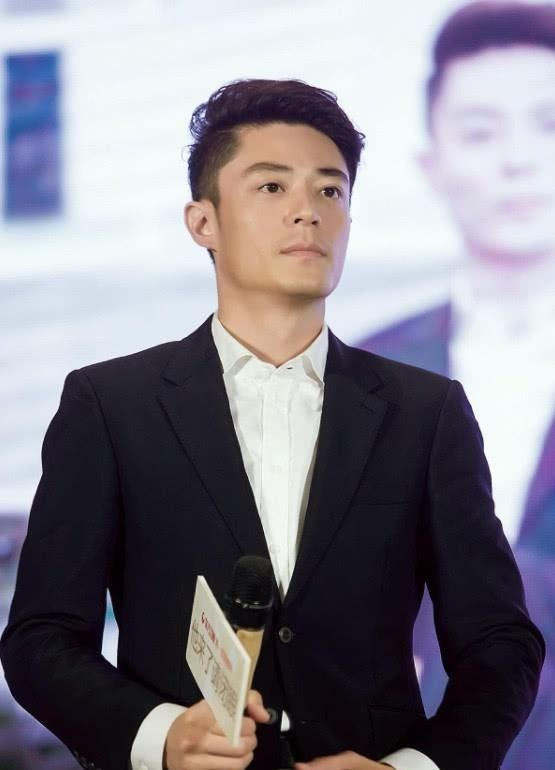 超帅！40岁霍建华与友人打篮球，浑身肌肉帅气十足！