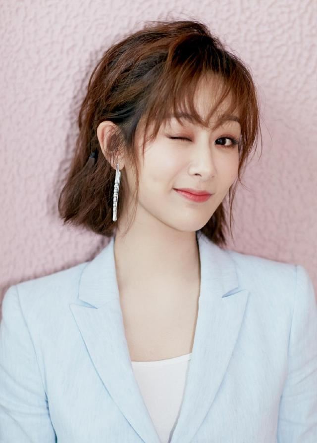 太可爱了！杨紫最新写真照曝光，刺绣毛衣搭皮质短裤超青春！