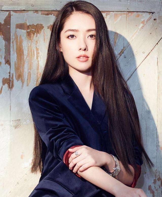 郭碧婷一身宽松斑马装,刻意挡住小肚凸,被网友怀疑已怀孕!