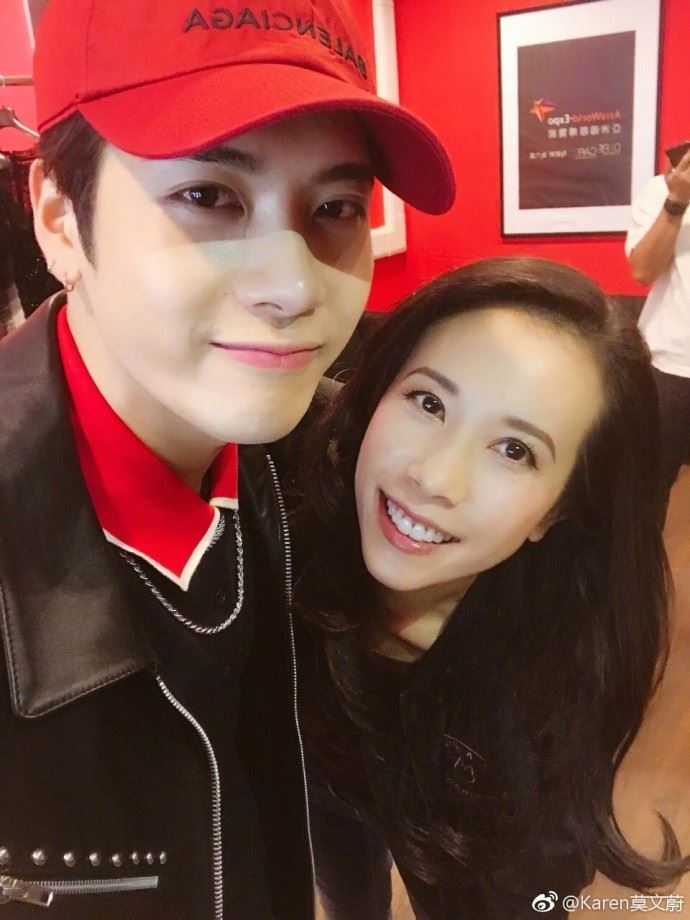 莫文蔚mama变小粉丝 「肩靠王嘉尔」笑超甜！