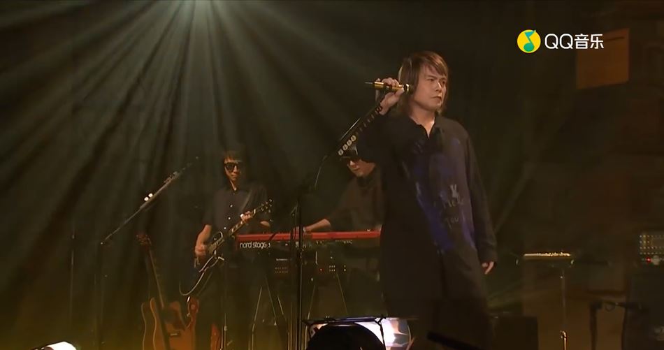 【想见你】线上音乐会，伍佰演唱《last dance》聚齐一众演员狂甩荧光棒！