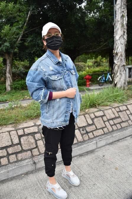 杨怡怀孕首度亮相，挺着大肚子开车出街！