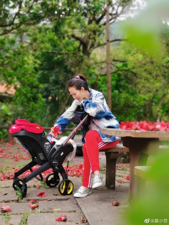 蔡少芬带儿子到户外散步，母子互动画面感超温馨！