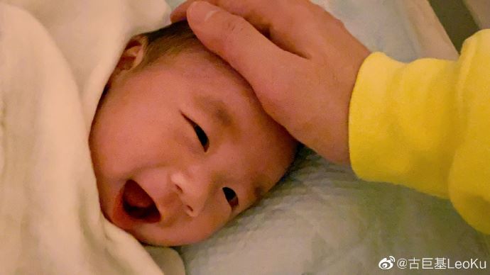 古巨基晒儿子正面照，样子超像爸爸，颜值也超高！