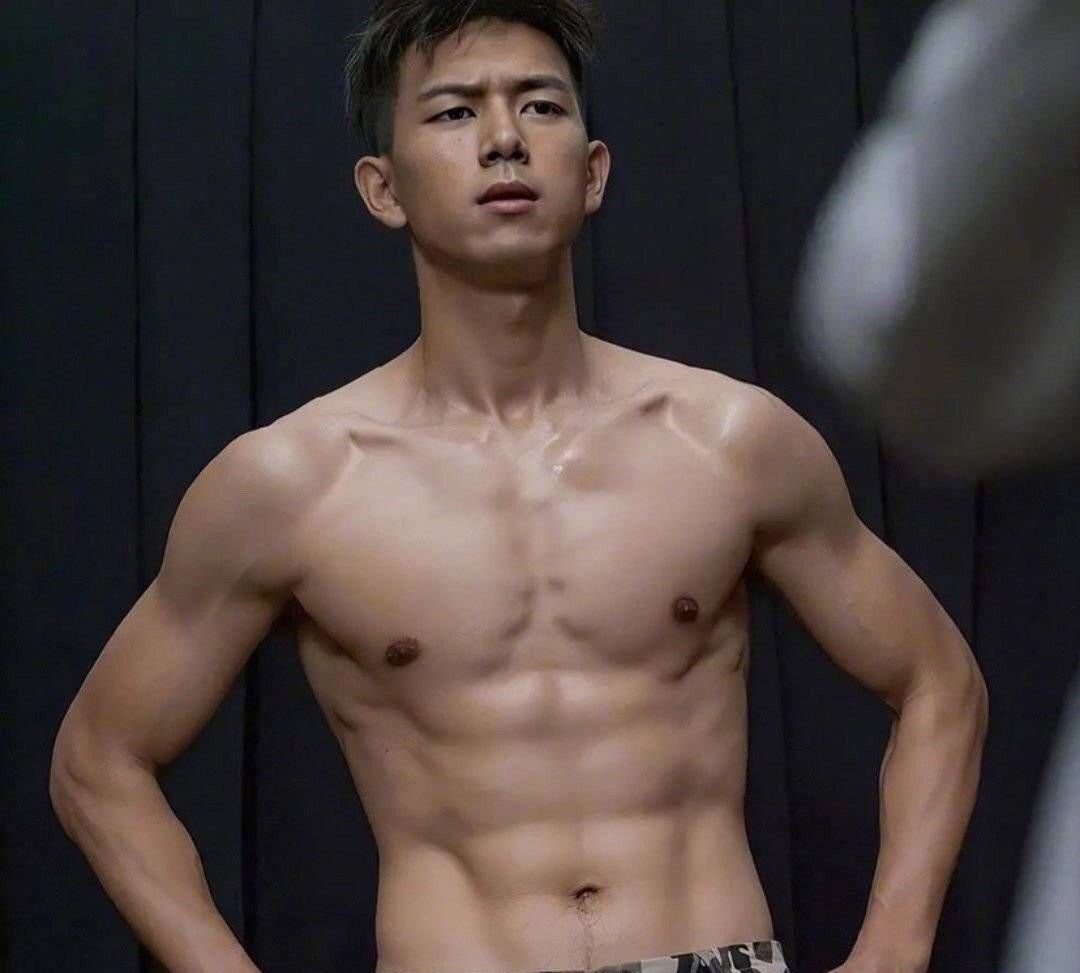 李现的好身材，原来是这样练回来的！根本不敢吃xx！