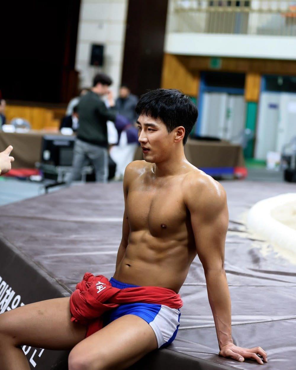 《梨泰院class》安普贤演反派爆红，肌肉照让人看了脸红！