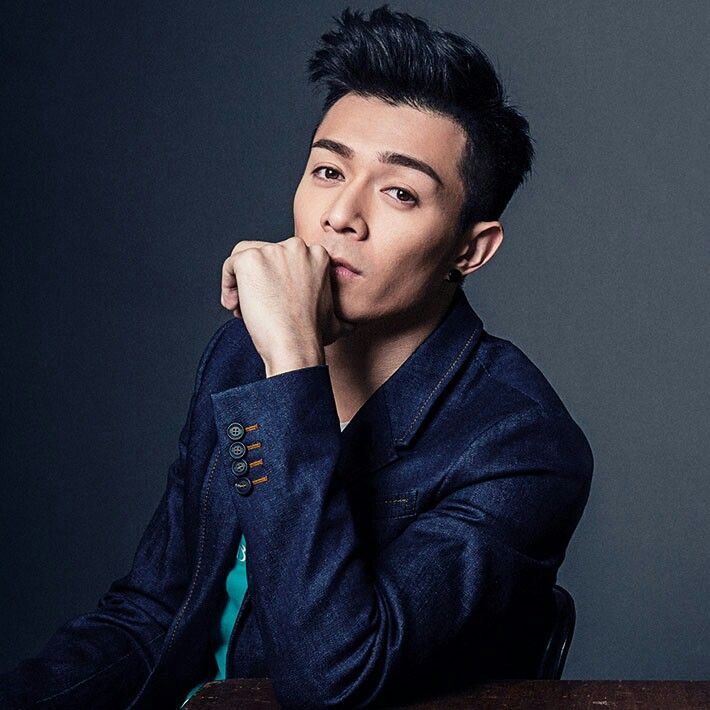 周柏豪ig大晒6块腹肌：有肚腩抱女儿会比较舒服！