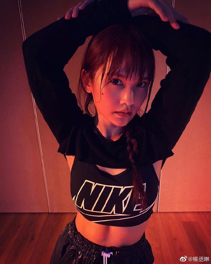 【多图】杨丞琳扎辫子认真做运动， 大晒完美身材！