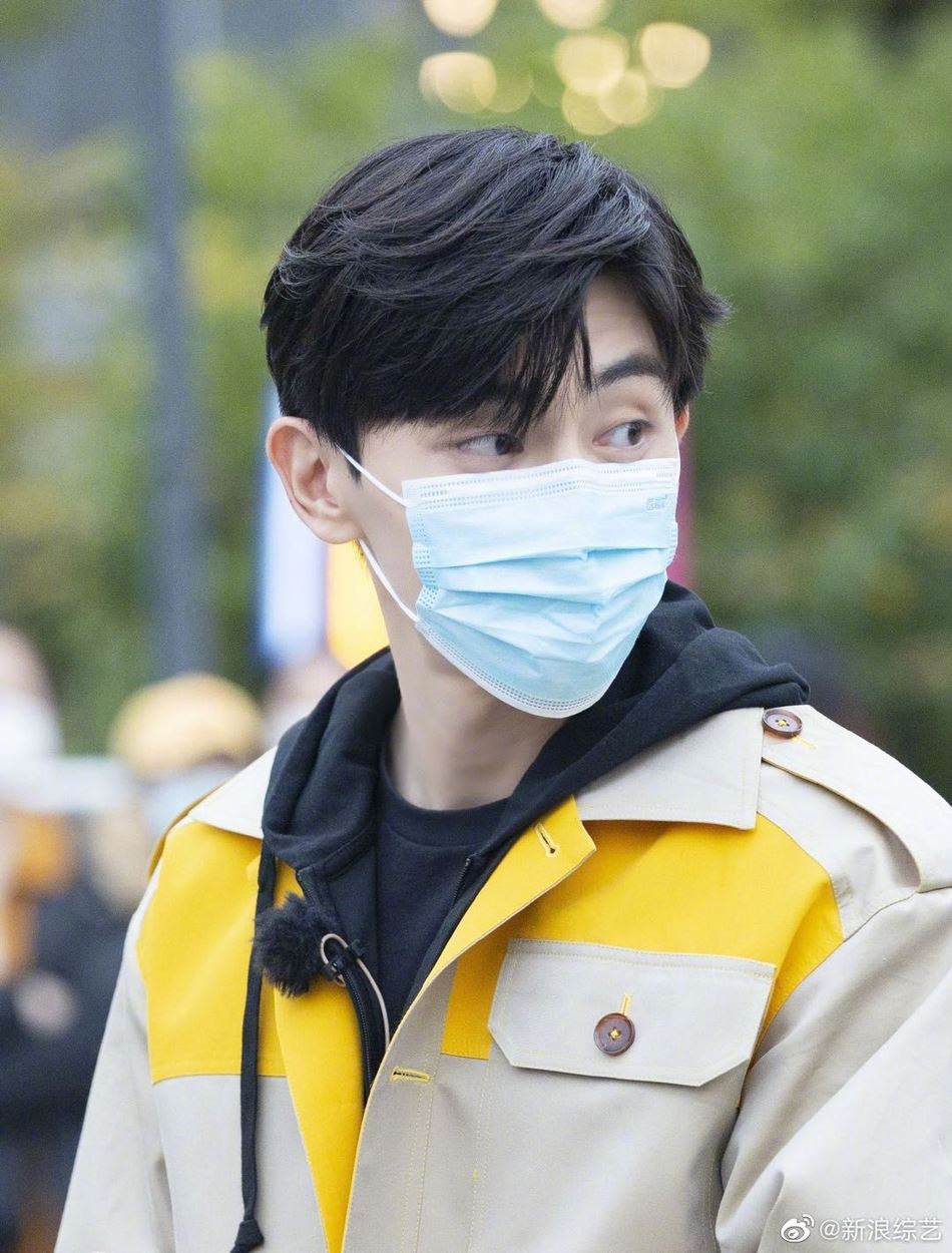 《极限挑战6》邓伦跟拍摄影师出意外!他的真实反应受网民狂赞:一直是暖男!