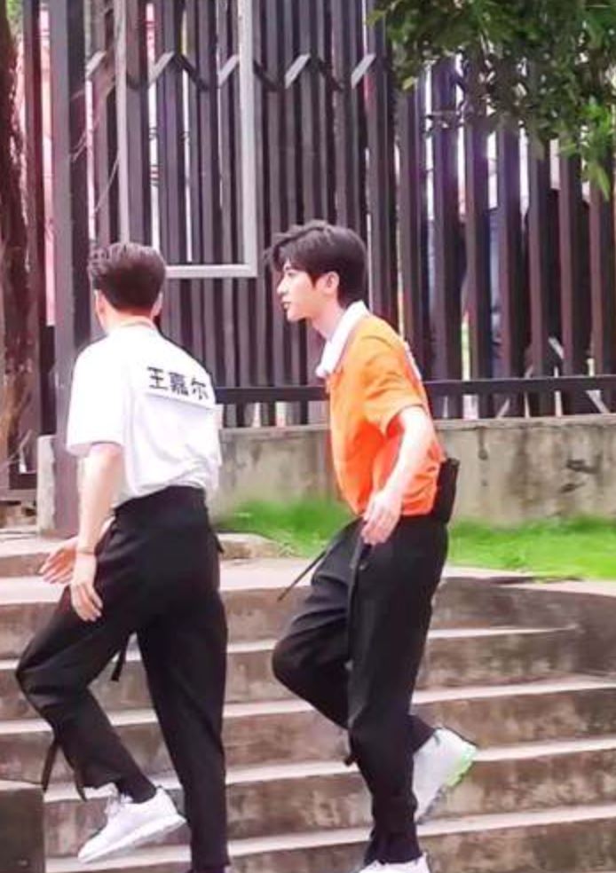 蔡徐坤王嘉尔同框！《奔跑吧》路途照引起网友回忆起「偶像练习生」！