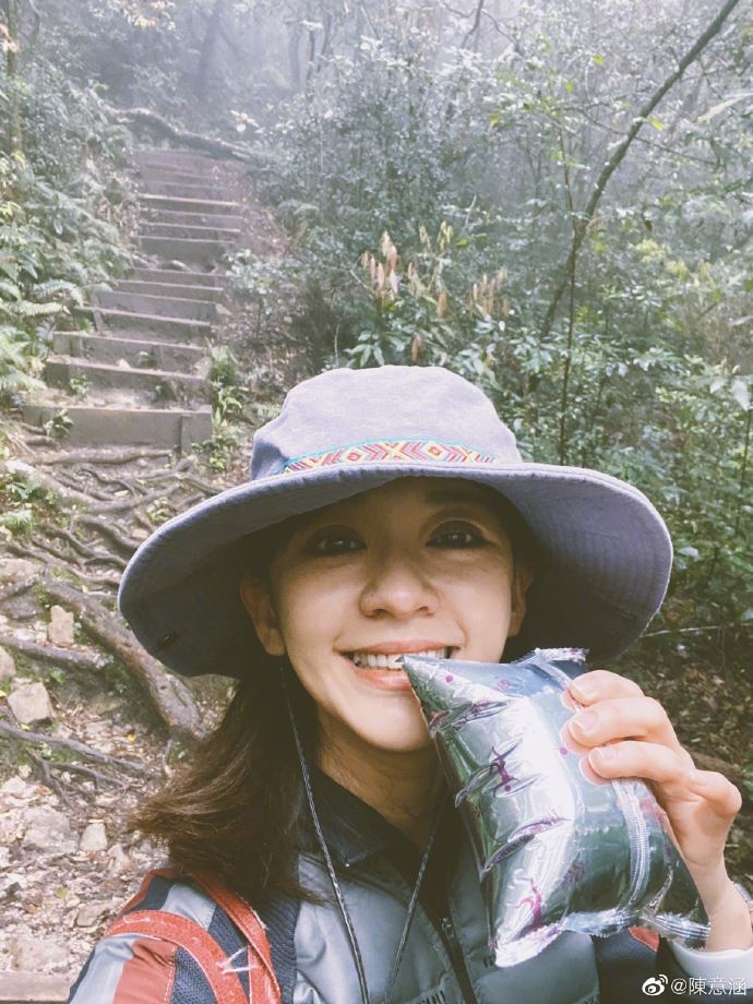 感觉好危险！陈意涵po登山照， 悬崖峭壁攀爬场面超刺激！