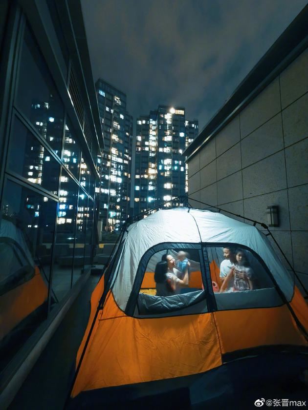 蔡少芬张晋一家五口天台搭帐篷露营，画面超级温馨！