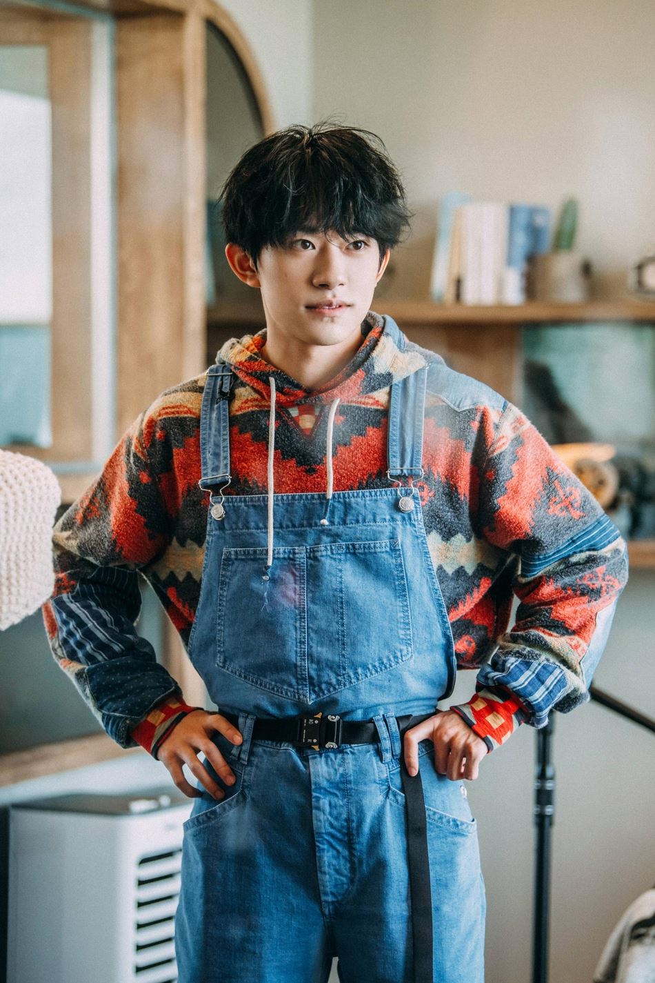 【多图】《朋友请听好》易烊千玺身穿复古背带裤， 文艺感爆棚！