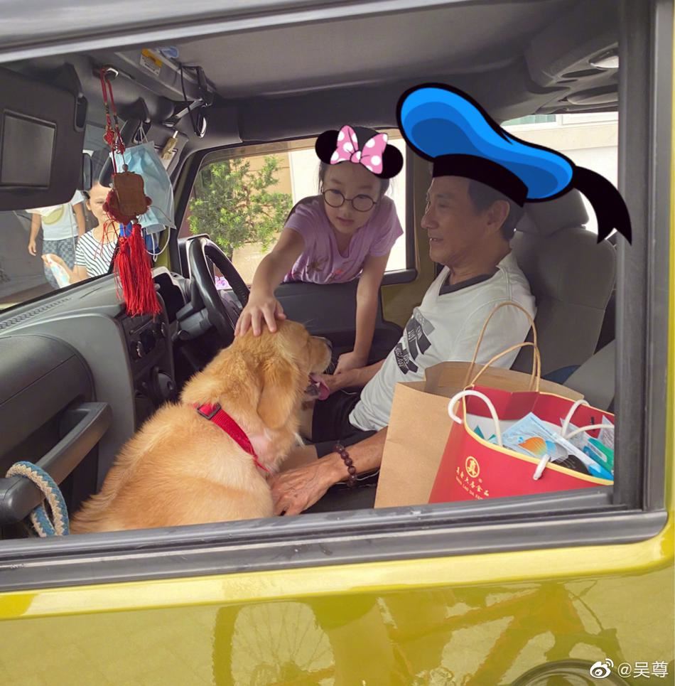 吴尊晒一家人日常，neinei遛狗max骑脚踏车，画面超温馨！