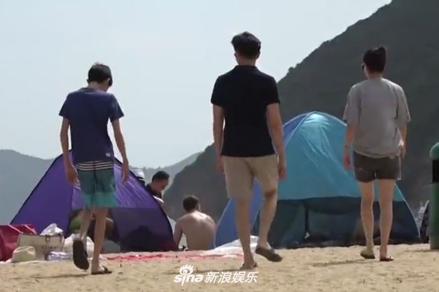 张智霖袁咏仪带儿子出游玩被拍到!儿子眼睛弯弯帅气十足!