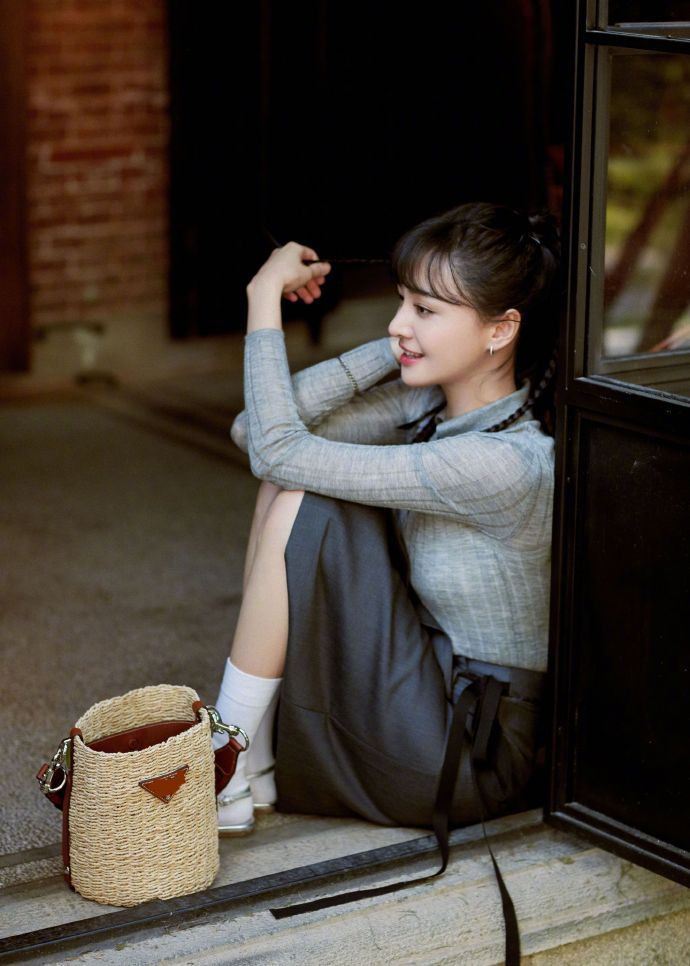 超漂亮！郑爽留齐刘海绑麻花辫，展示淑女气质！