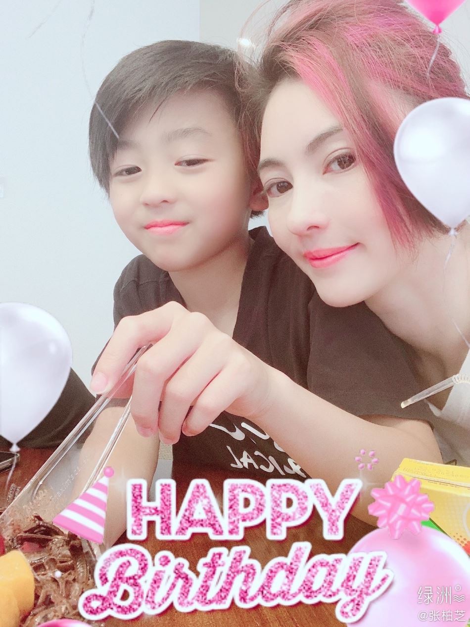 张柏芝为10岁儿子quintus庆生，抱着小儿子比yeah！网民：超像谢霆锋！