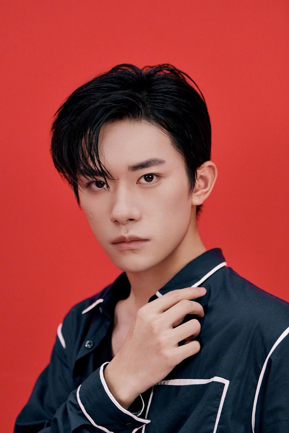 【多图】易烊千玺写真照曝光，大湿发蓝衬衫帅气迷人！