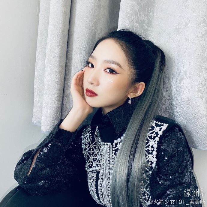 孟美岐全新造型！银发马尾展示眼神杀，霸气十足！