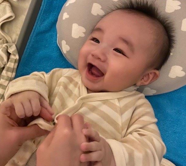 古巨基分享儿子萌照！kuson半岁就会说「i love you」！