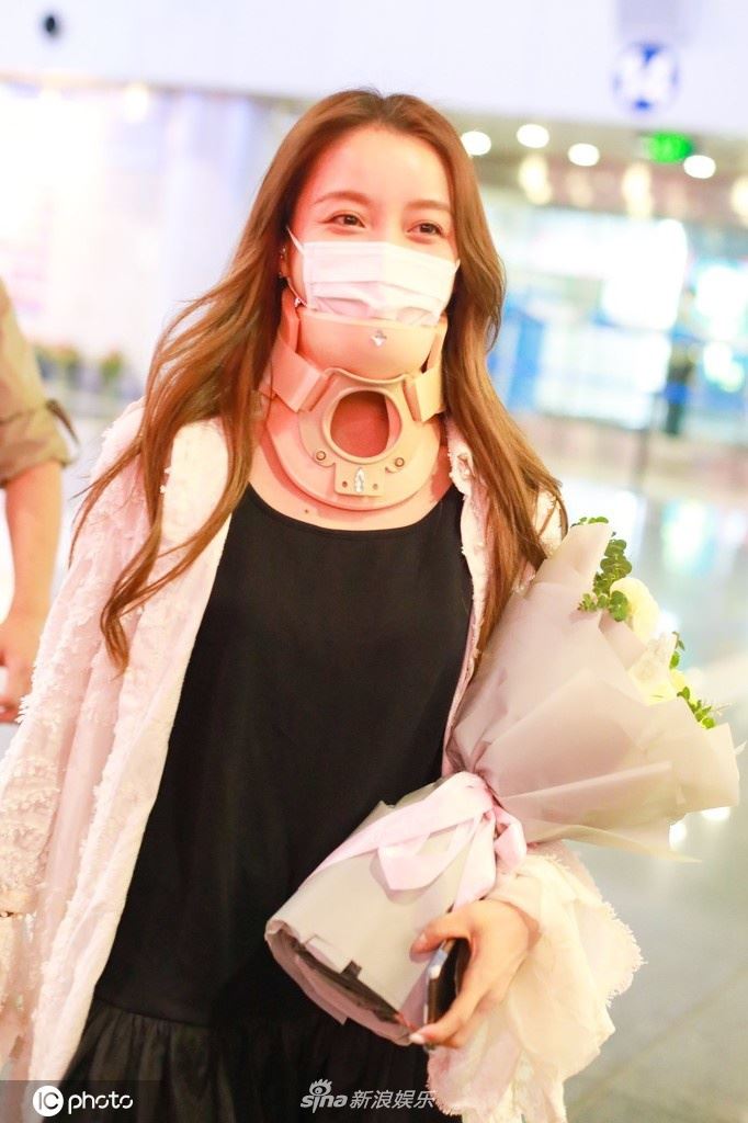 《创3》姜贞羽因伤退赛后首次亮相，脖子戴颈托粉丝心疼！