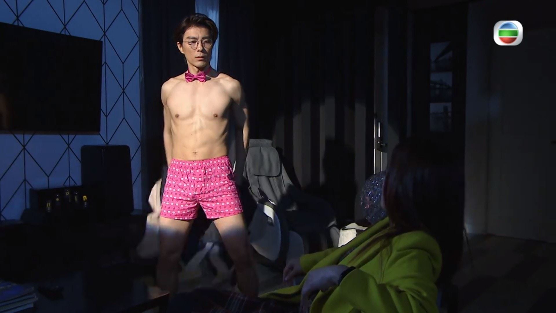 【爱·回家】张景淳裸露身体“色诱”吕慧仪，六块腹肌跳性感舞！