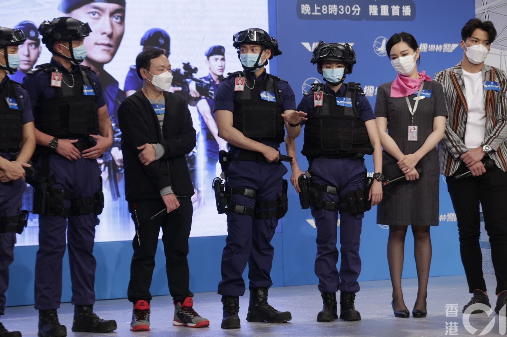 【机场特警】汤洛雯空姐造型超漂亮，跟张振朗拍吻戏：像兄弟，很搞笑！